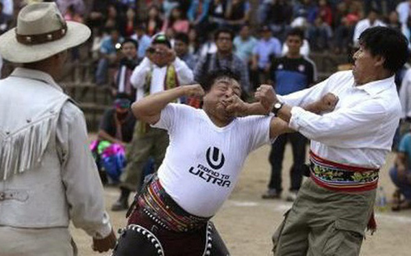 Lễ hội đánh nhau để xóa bỏ hận thù’, chào đón năm mới của người Peru - Ảnh 2.