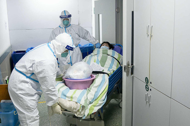 Loạt ảnh, clip thể hiện nỗi vất vả của các bác sĩ ở Vũ Hán: Ăn Tết trong bệnh viện, khóc vì áp lực, thậm chí hy sinh tính mạng - Ảnh 11.