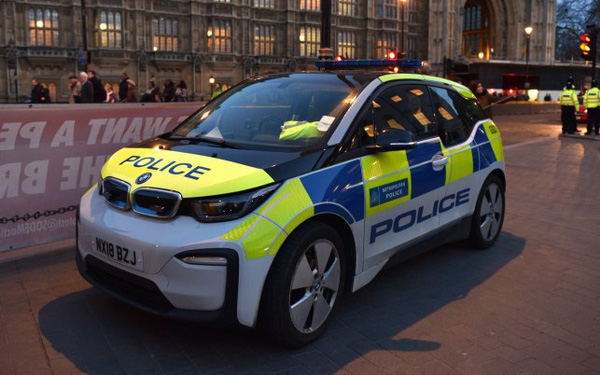 Cảnh sát Anh chi hàng triệu USD mua xe điện bảo vệ môi trường, nhưng muốn bắt cướp phải chờ sạc pin - Ảnh 1.