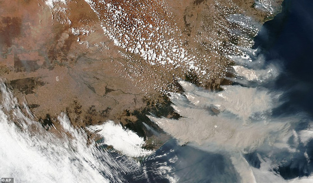  Cháy rừng ở Australia: Mưa lớn đã xuất hiện, trở thành vị cứu tinh cho lính cứu hoả! - Ảnh 2.