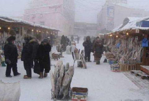 Thành phố lạnh lẽo nhất thế giới: âm 64 độ, ngoài chợ chỉ bán 1 loại thực phẩm duy nhất - Ảnh 3.