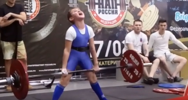Được mệnh danh là cậu bé khỏe nhất nước Nga, 11 tuổi nâng thành công tạ 100 kg - Ảnh 1.