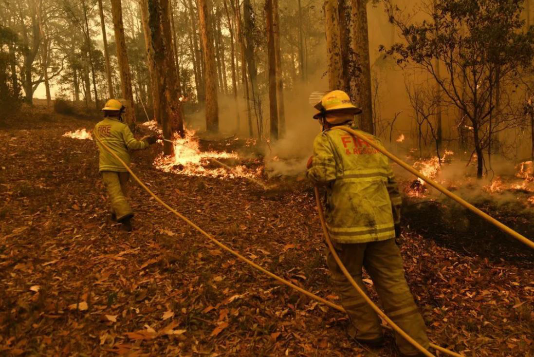 Đau lòng cảnh lửa cháy tại Úc đuổi sát nút xe của lính cứu hỏa