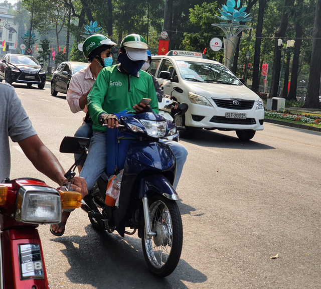 Khoá tài khoản tài xế công nghệ nếu chở khách không đeo khẩu trang - Ảnh 1.