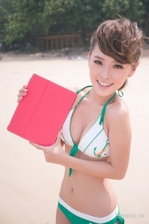 nguoi-mau-bikini-no-dua-ben-bo-bien-cung-ipad