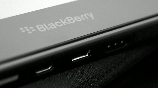 may-tinh-bang-blackberry-playbook-4g-lte-co-muc-gia-7-trieu-dong