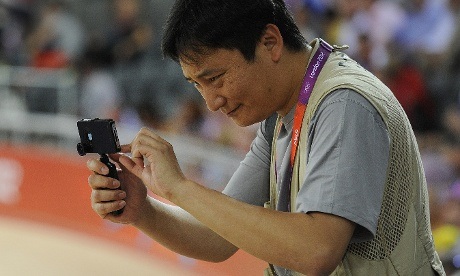 doc-daophong-vien-anh-tac-nghiep-tai-olympic-2012-chi-bang-iphone