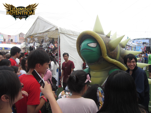 rammus-dang-farm-like-nhieu-hon-amumu-tai-le-hoi-manga-festival-2012