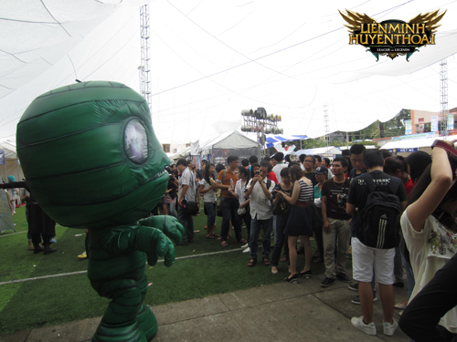 rammus-dang-farm-like-nhieu-hon-amumu-tai-le-hoi-manga-festival-2012