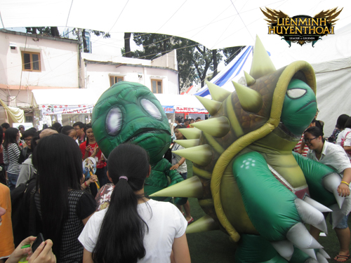 rammus-dang-farm-like-nhieu-hon-amumu-tai-le-hoi-manga-festival-2012