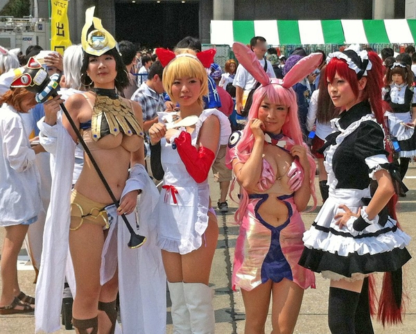 ngam-2-nang-mario-boc-lua-tai-comiket-2012