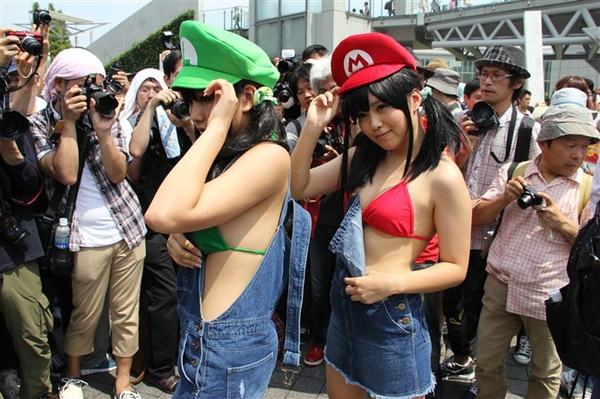 ngam-2-nang-mario-boc-lua-tai-comiket-2012