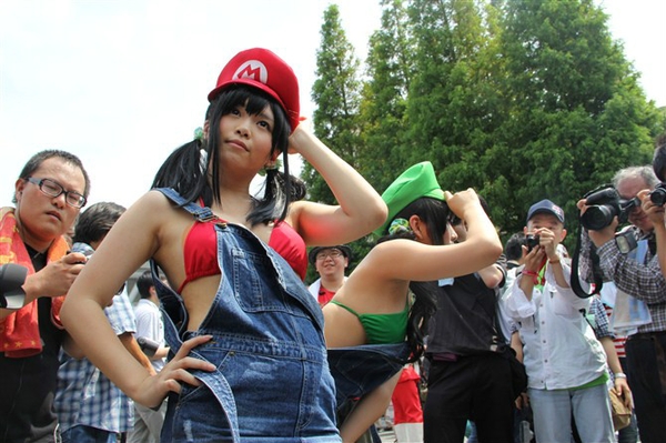 ngam-2-nang-mario-boc-lua-tai-comiket-2012