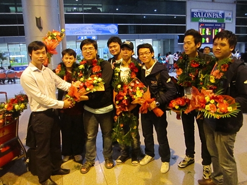 Game thủ Việt được đón mừng nồng nhiệt ở sân bay 7