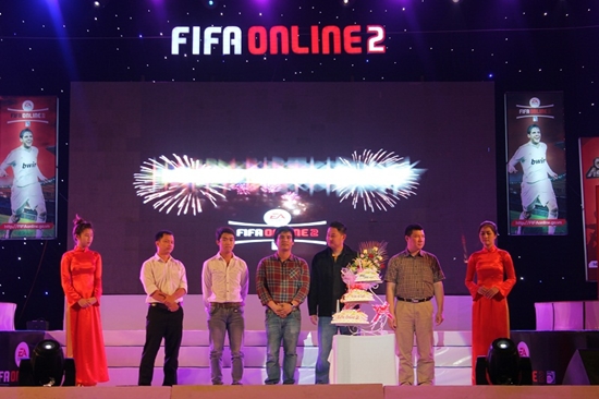 Hoàng Thùy Linh “bốc lửa” trong lễ xuất quân Đội tuyển eSports 3