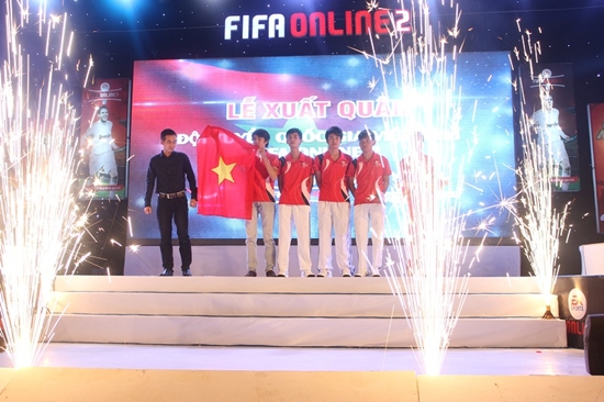 Hoàng Thùy Linh “bốc lửa” trong lễ xuất quân Đội tuyển eSports 4