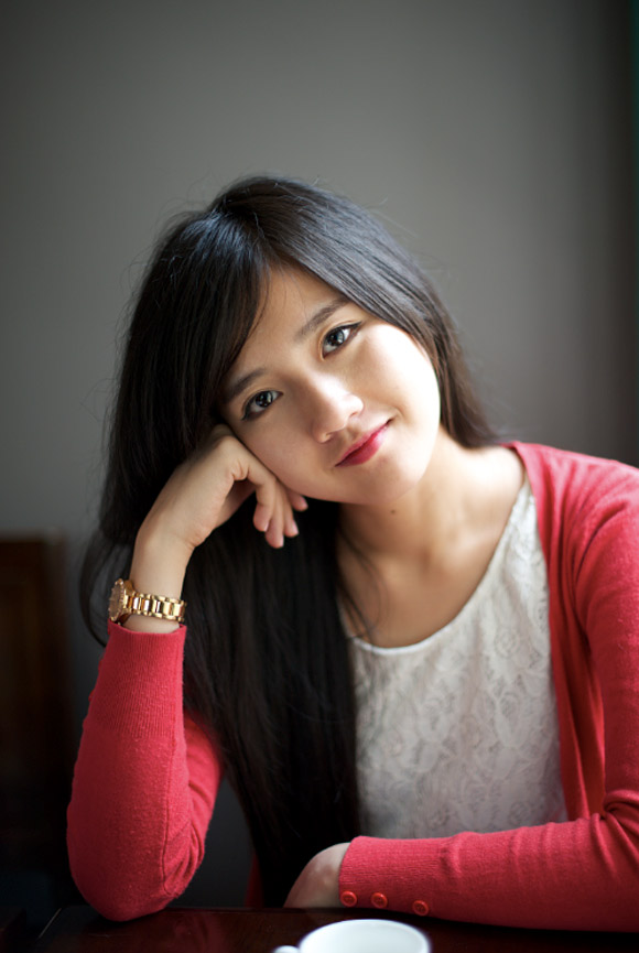 Nữ sinh Việt đẹp như tranh vẽ thạo 3 ngoại ngữ 2