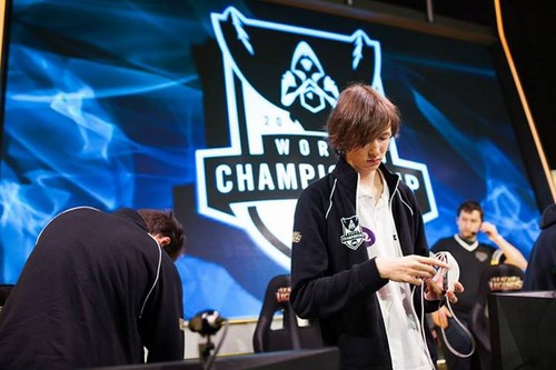 Tổng kết ngày thi đấu đầu tiên vòng tứ kết chung kết LMHT thế giới: Fnatic chờ người Trung 3