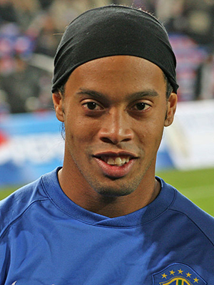 Clip kỹ thuật trong FIFA Online 3: Ảo thuật gia sân cỏ Ronaldinho 1