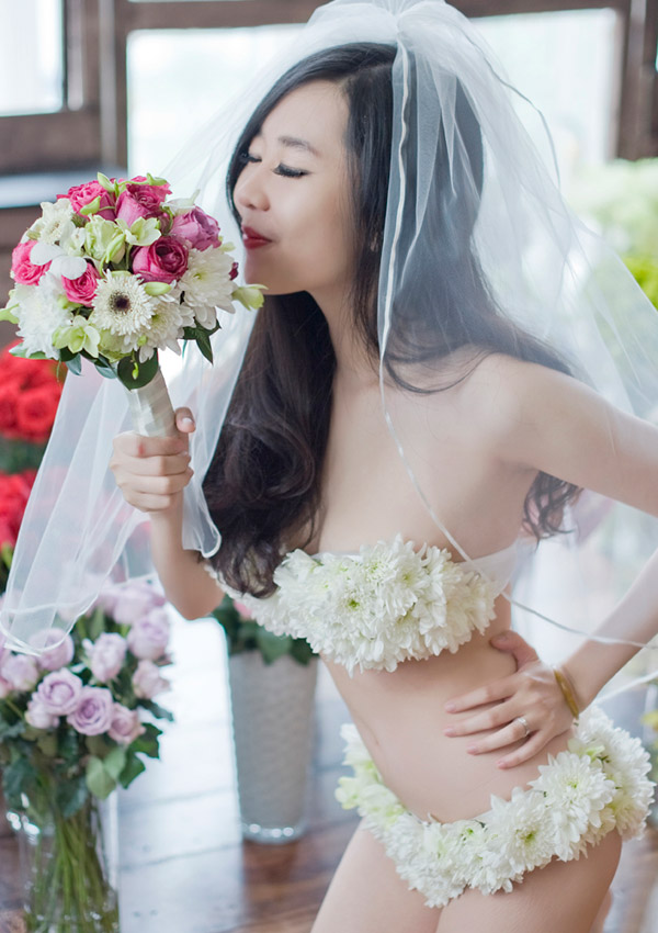 Hot girl Nu Phạm khoe ảnh với bộ bikini tết bằng hoa 3