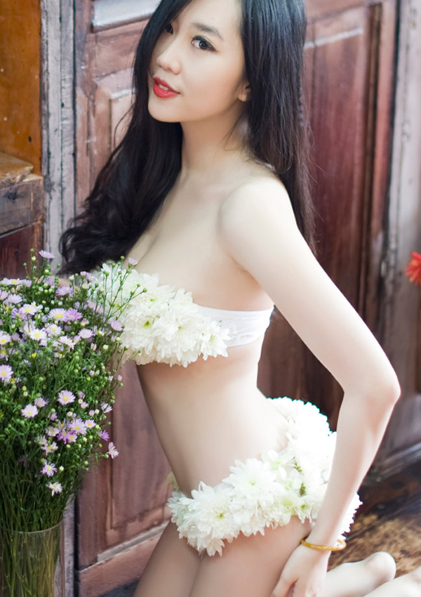 Hot girl Nu Phạm khoe ảnh với bộ bikini tết bằng hoa 9