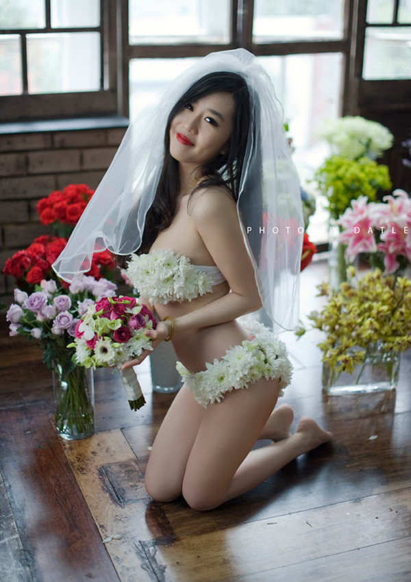 Hot girl Nu Phạm khoe ảnh với bộ bikini tết bằng hoa 12