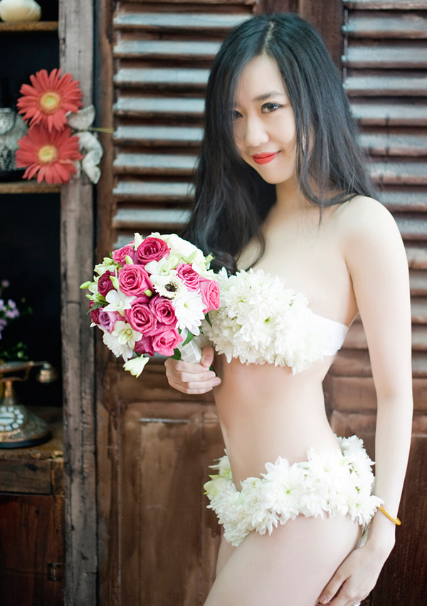 Hot girl Nu Phạm khoe ảnh với bộ bikini tết bằng hoa 14