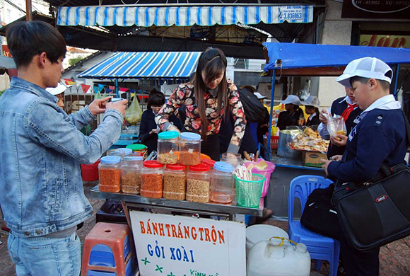 Cận cảnh 'hotgirl bánh tráng' đang làm xôn xao cộng đồng mạng 7