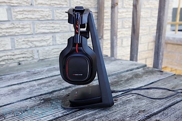 cam-nhan-astro-gaming-a50-headset-dinh-cao-voi-am-thanh-vom-71