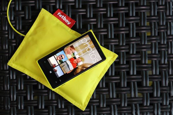 nokia-world-2012-nokia-ra-mat-sac-khong-day-wireless-fatboy-recharging-pillow-cho-dong-lumia