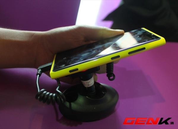Cận cảnh Nokia Lumia 920 tại Việt Nam: Điện thoại đẹp, giá 13,999 triệu đồng 7