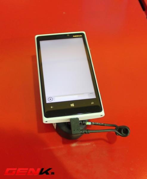 Cận cảnh Nokia Lumia 920 tại Việt Nam: Điện thoại đẹp, giá 13,999 triệu đồng 14