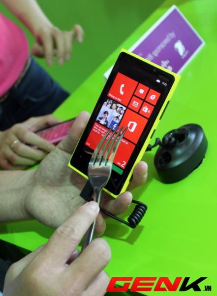 Cận cảnh Nokia Lumia 920 tại Việt Nam: Điện thoại đẹp, giá 13,999 triệu đồng 20