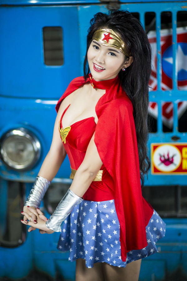 Cùng ngắm hot girl Việt trong cosplay Wonder Woman
