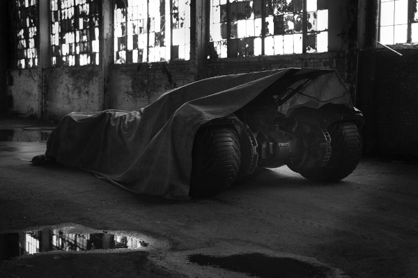 Đạo diễn Zack Snyder để lộ hình ảnh Batmobile trong Batman vs Superman