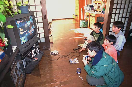Cách dạy con khác lạ của bố Nhật: Cho con chơi game thay vì học! 2