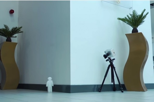 
M&aacute;y ảnh nh&igrave;n v&ograve;ng qua g&oacute;c tường trong th&iacute; nghiệm.
