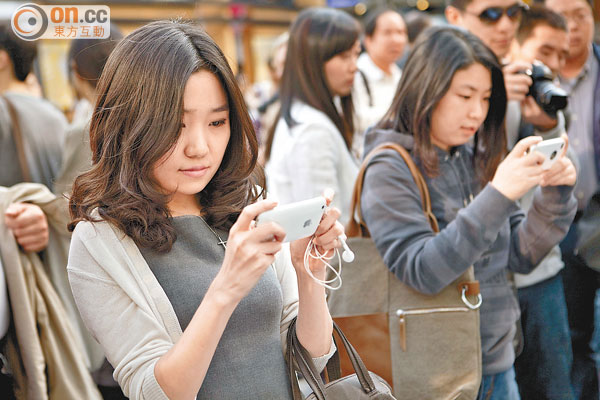 
Smartphone đang trở thành một phương tiện online đa năng không thể thiếu của người dân Trung Quốc với những số liệu tăng trưởng bùng nổ trong vài năm qua
