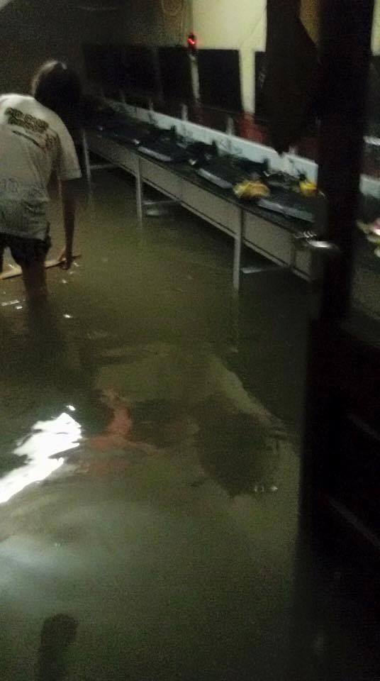 
Một quán Net bị ngập nước vì mưa lớn kéo dài tại Hà Nội
