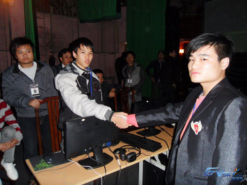 
Tại Lenovo 2011, Việt Nam chỉ có duy nhất Chim Sẻ Đi Nắng là đối trọng của AoE Trung Quốc.
