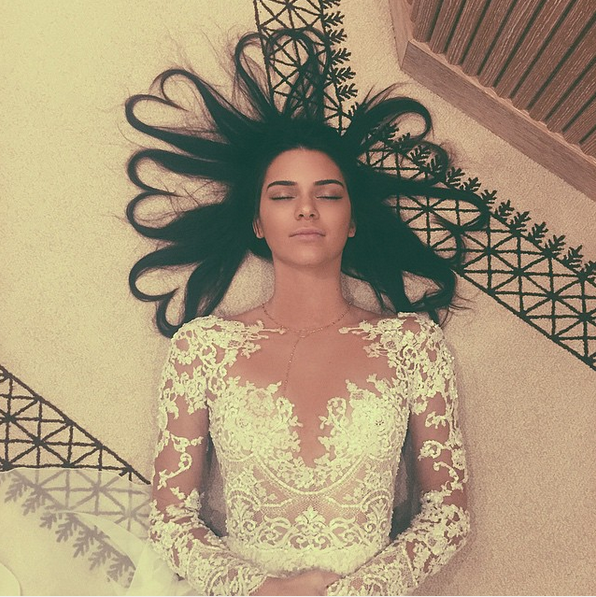 1, Bức ảnh nhiều lượt like nhất thuộc về mái tóc tạo hình thành nhiều trái tim của Kendall Jenner với 3.2 triệu lượt like.