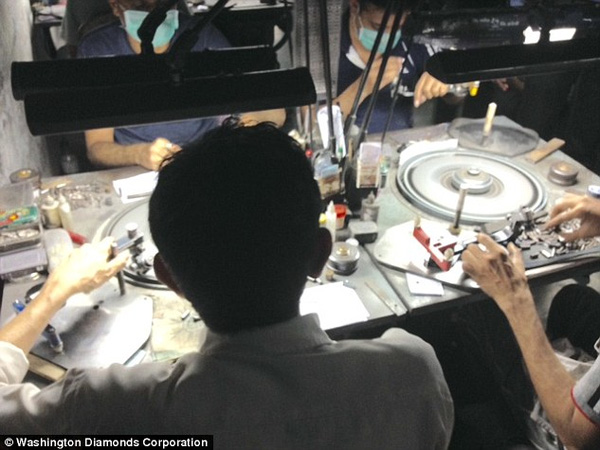  Các nghệ nhân cắt kim cương bằng máy laze chuyên dụng. 