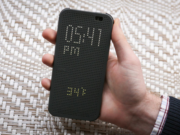 
Vỏ ốp Dots độc đáo cho phép bạn xem nhanh thông tin trên HTC One M8.
