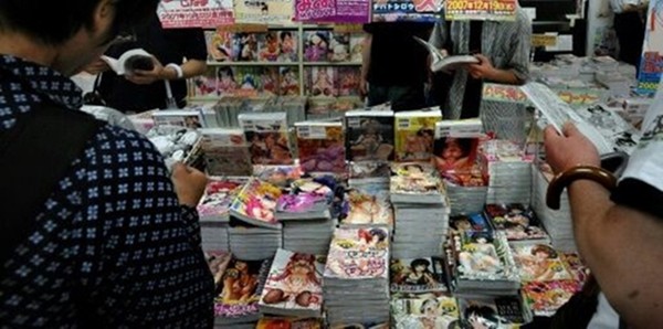 
Vẫn còn rất nhiều truyện tranh có nội dung không lành mạnh được bày bán công khai tại Nhật.
