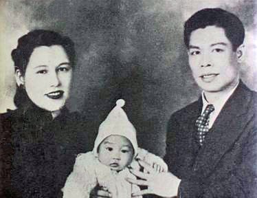 Lý Tiểu Long bên bố mẹ. Ảnh chụp năm 1941.