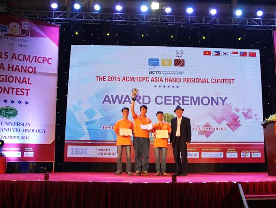  Đội tuyển BYTE được vinh danh Vô địch điểm thi ACM-ICPC Asia Hà Nội 2015. 