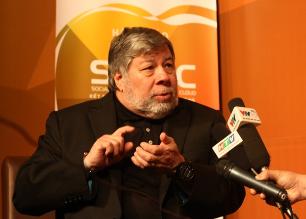  Ông Steve Wozniak đang trả lời phỏng vấn chiều 2/12/2015 - Ảnh: H.Đ 