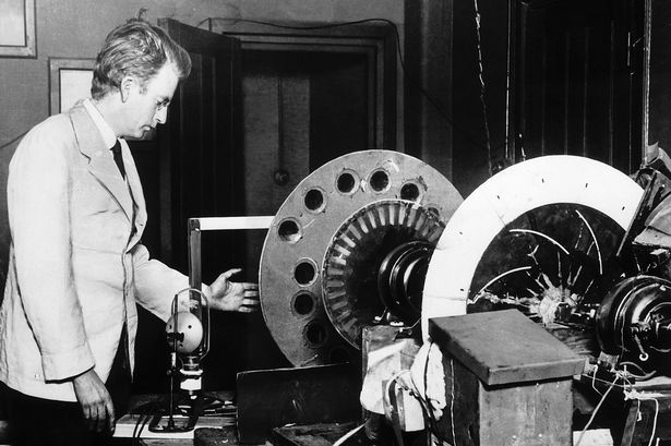 Baird và cỗ máy truyền hình do ông phát minh vào năm 1926.