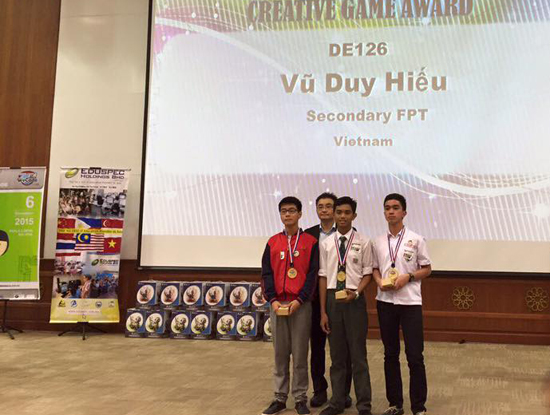  Học sinh Vũ Duy Hiếu của trường THPT FPT (ngoài cùng bên trái) nhận giải Nhất hạng Cao cấp cuộc thi lập trình quốc tế dành cho học sinh phổ thông WeCode 2015. 