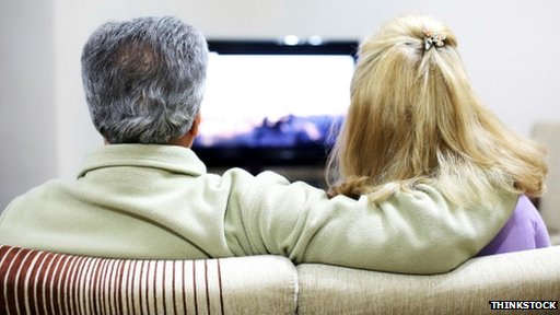 Cặp đôi xem TV
